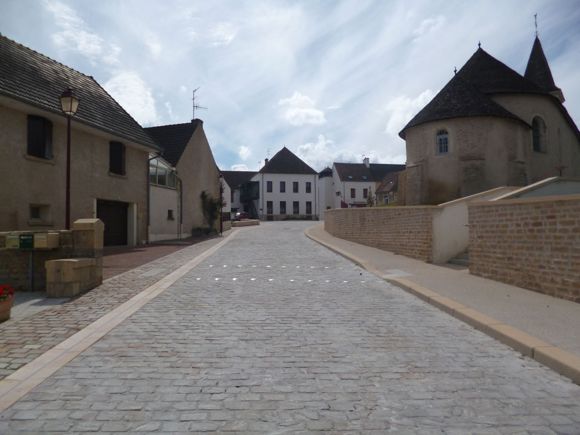 Place de l'église à La Charmée - 1